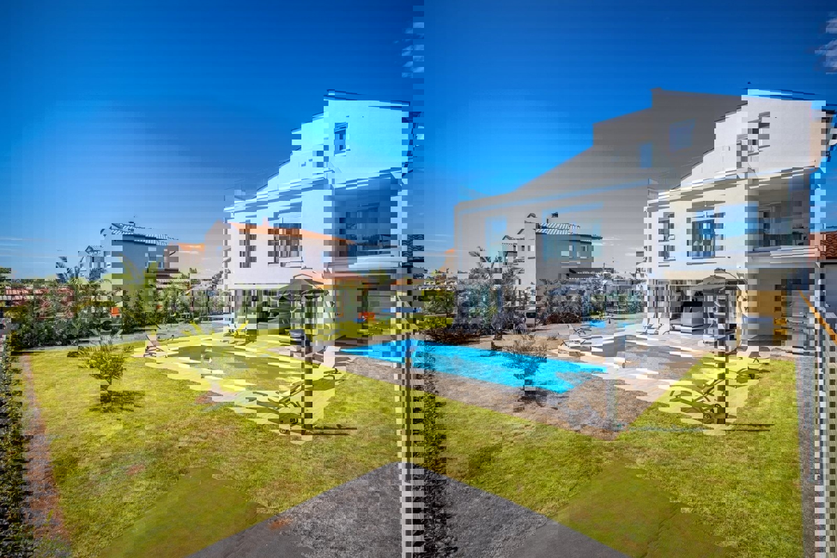 Vicino a Parenzo - a circa 5 km dal mare, villa con piscina, 6 camere da letto!