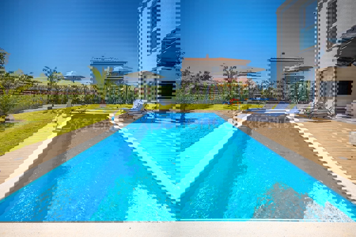 Vicino a Parenzo - a circa 5 km dal mare, villa con piscina, 6 camere da letto!