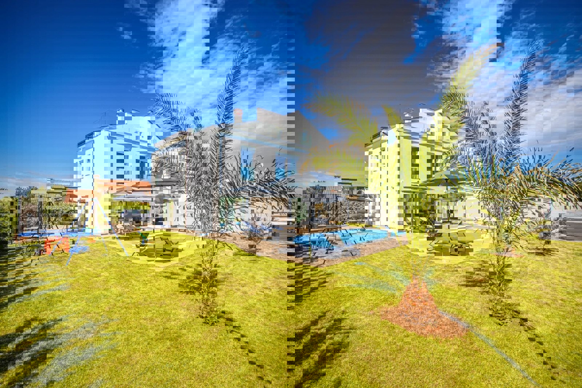 Vicino a Parenzo - a circa 5 km dal mare, villa con piscina, 6 camere da letto!