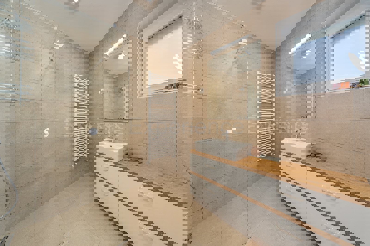 Vicino a Parenzo - a circa 5 km dal mare, villa con piscina, 6 camere da letto!