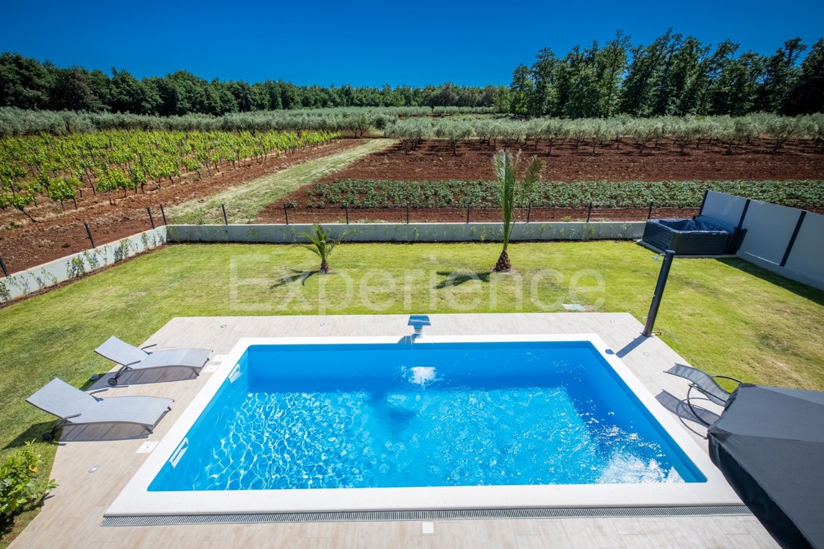 Vicino a Parenzo - a circa 5 km dal mare, villa con piscina, 6 camere da letto!