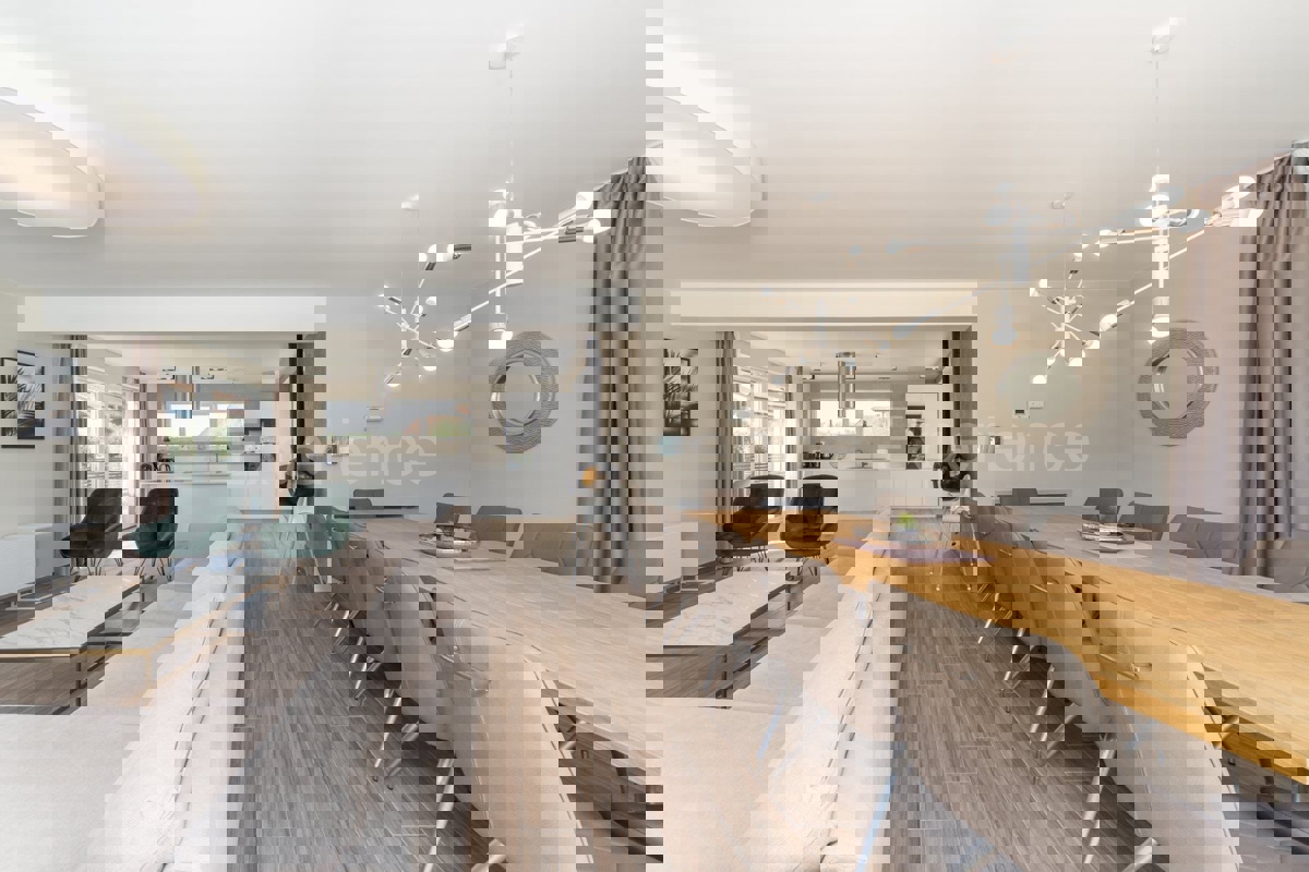 Vicino a Parenzo - a circa 5 km dal mare, villa con piscina, 6 camere da letto!