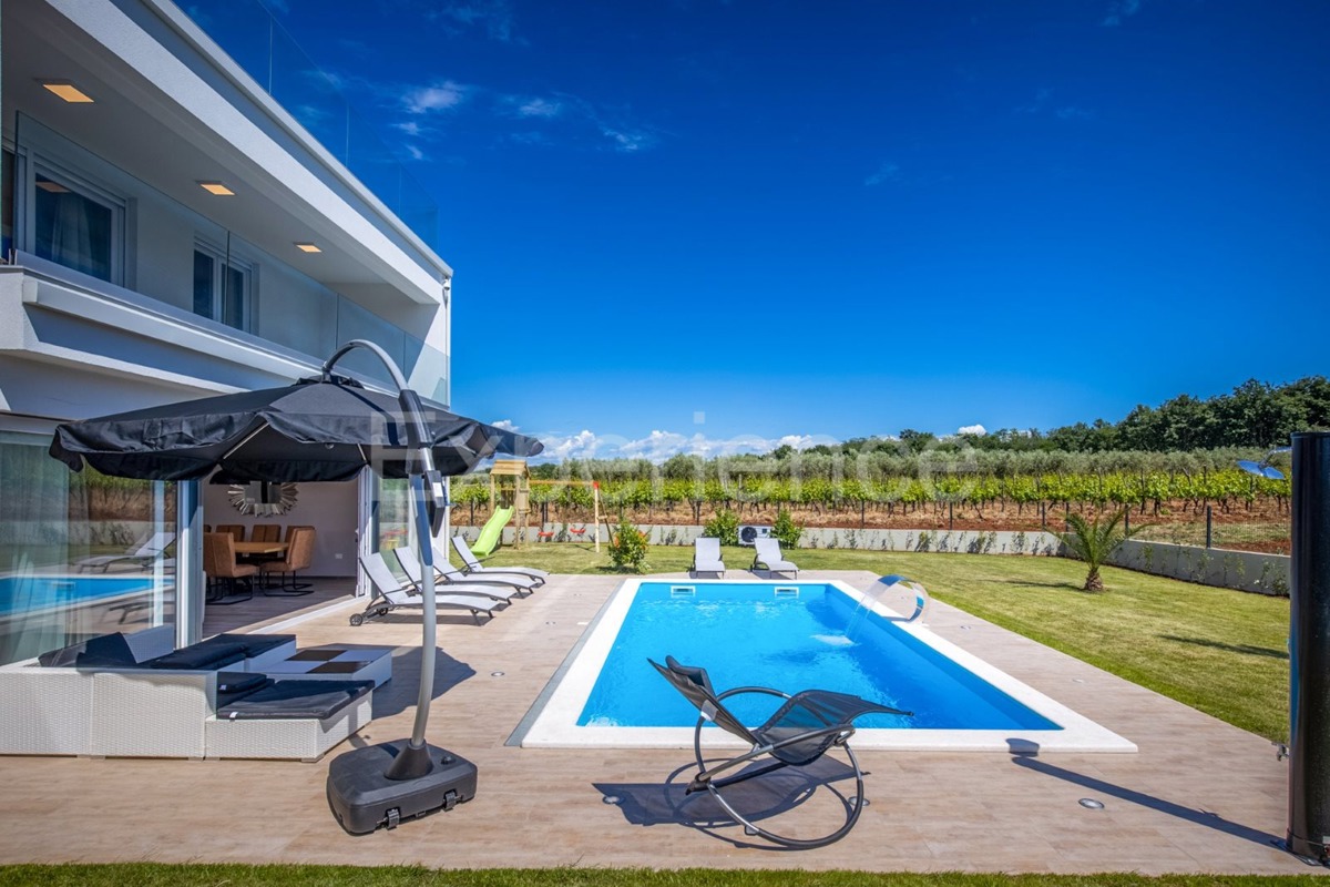 Vicino a Parenzo - a circa 5 km dal mare, villa con piscina, 6 camere da letto!