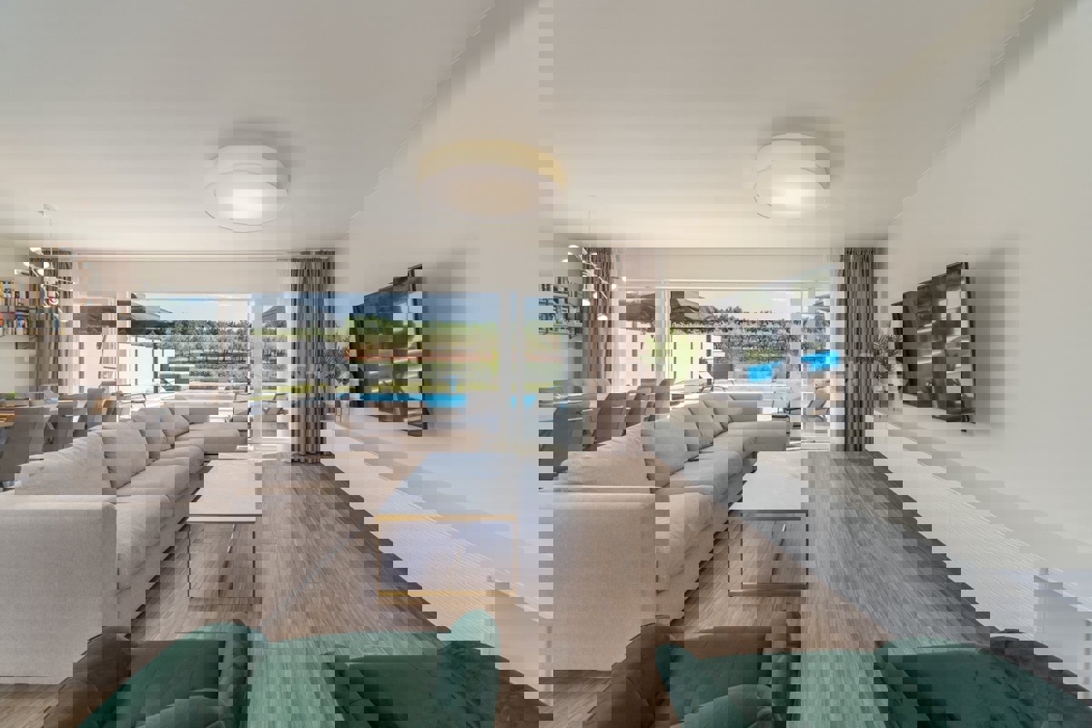 Vicino a Parenzo - a circa 5 km dal mare, villa con piscina, 6 camere da letto!