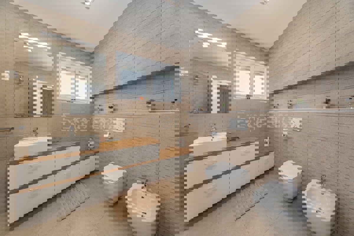 Vicino a Parenzo - a circa 5 km dal mare, villa con piscina, 6 camere da letto!