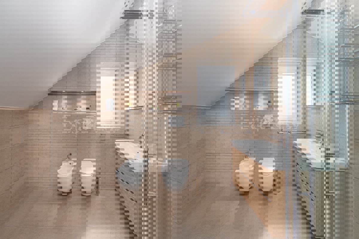 Vicino a Parenzo - a circa 5 km dal mare, villa con piscina, 6 camere da letto!