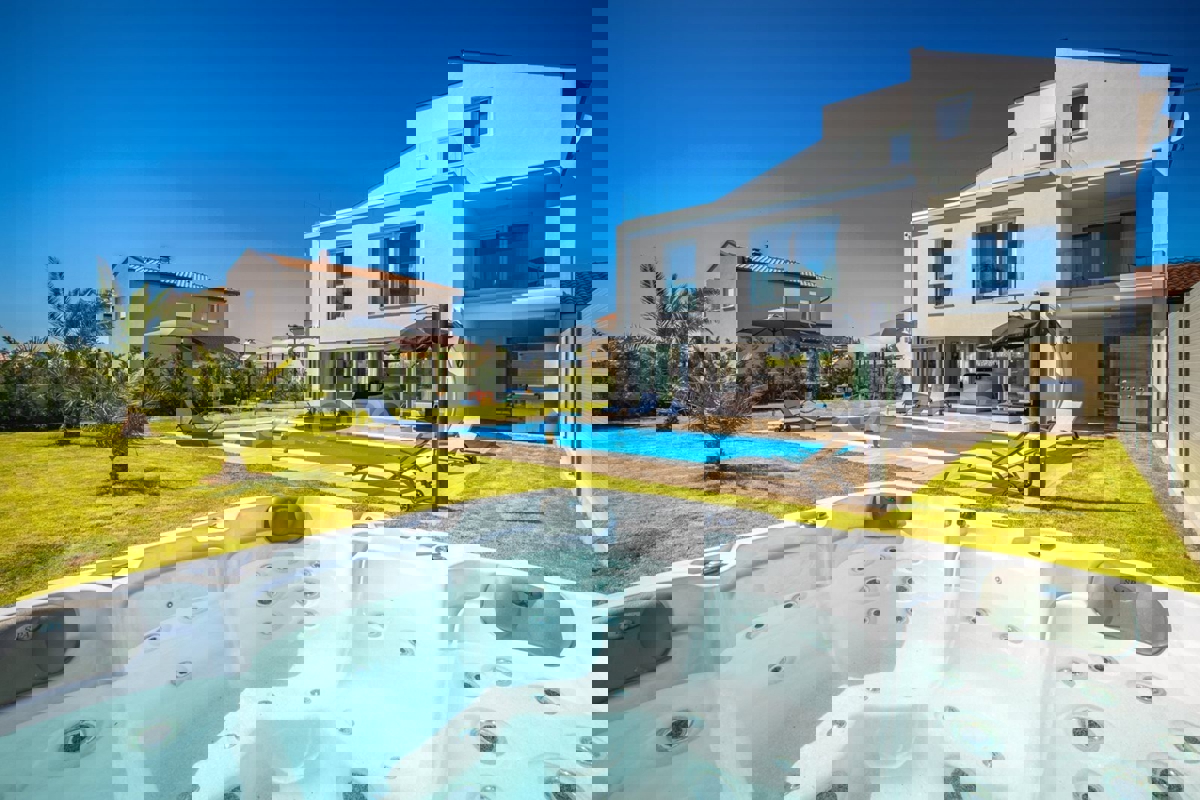 Vicino a Parenzo - a circa 5 km dal mare, villa con piscina, 6 camere da letto!