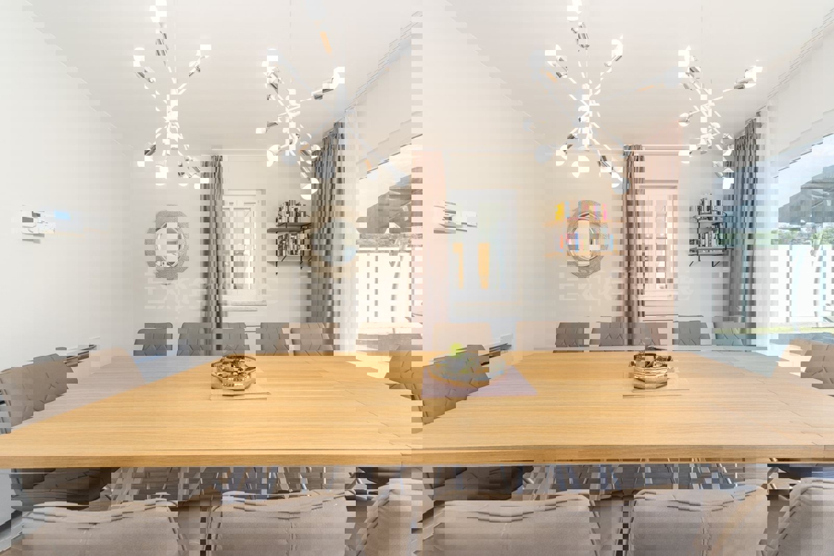 Vicino a Parenzo - a circa 5 km dal mare, villa con piscina, 6 camere da letto!