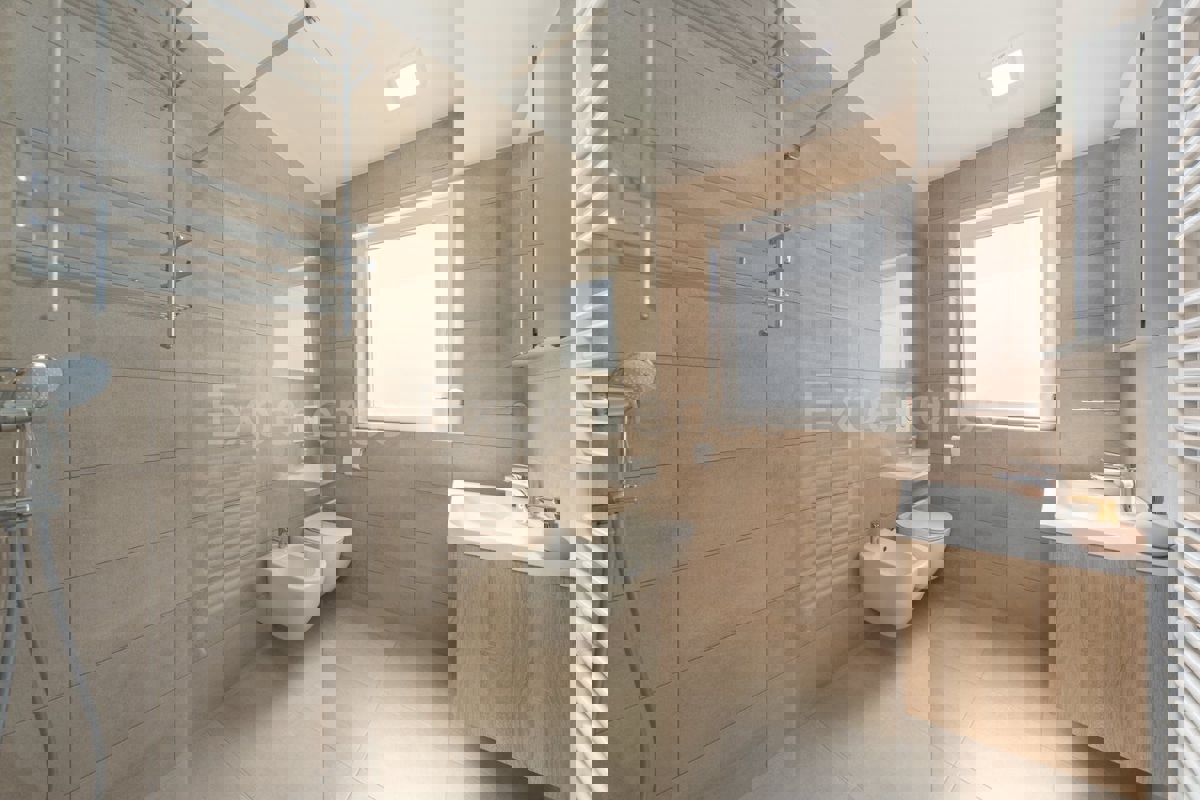 Vicino a Parenzo - a circa 5 km dal mare, villa con piscina, 6 camere da letto!