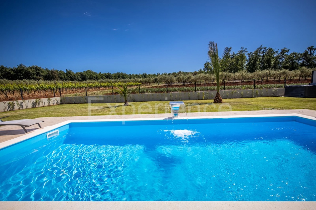 Vicino a Parenzo - a circa 5 km dal mare, villa con piscina, 6 camere da letto!