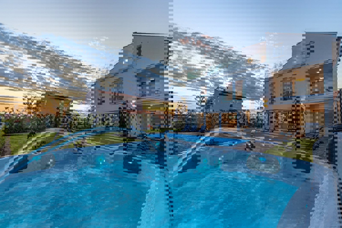 Vicino a Parenzo - a circa 5 km dal mare, villa con piscina, 6 camere da letto!