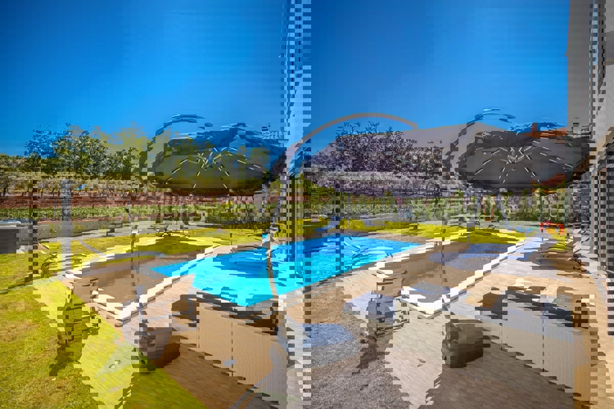 Vicino a Parenzo - a circa 5 km dal mare, villa con piscina, 6 camere da letto!