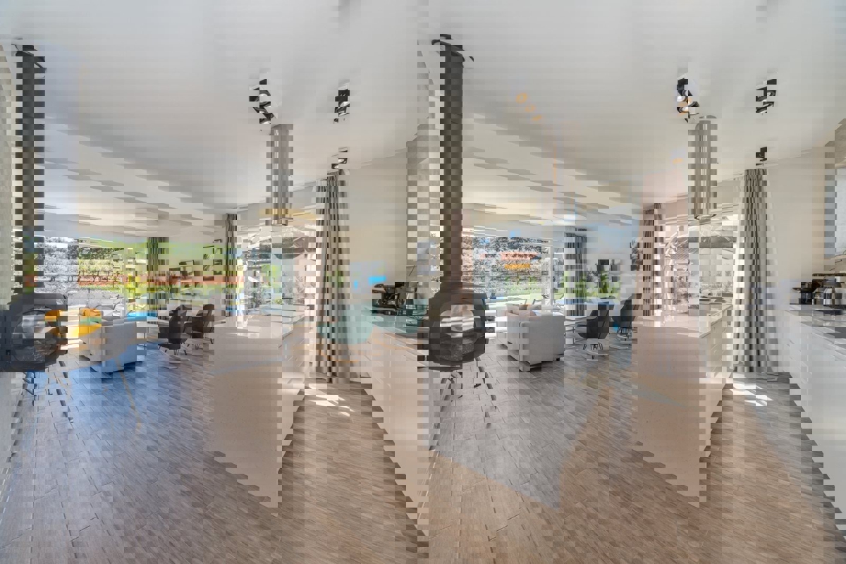 Vicino a Parenzo - a circa 5 km dal mare, villa con piscina, 6 camere da letto!