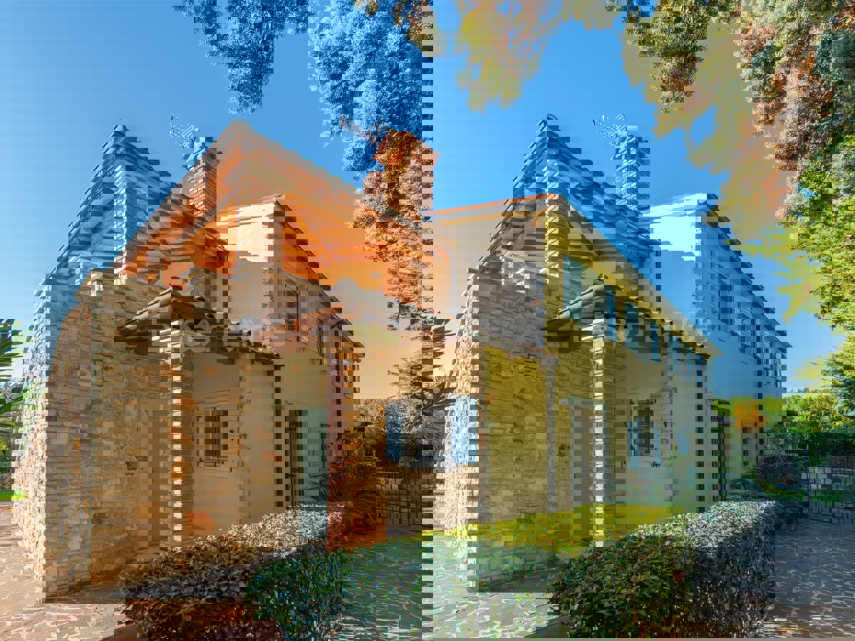 Nelle vicinanze di Parenzo - 1.000 m dal mare, villa mediterranea con piscina!