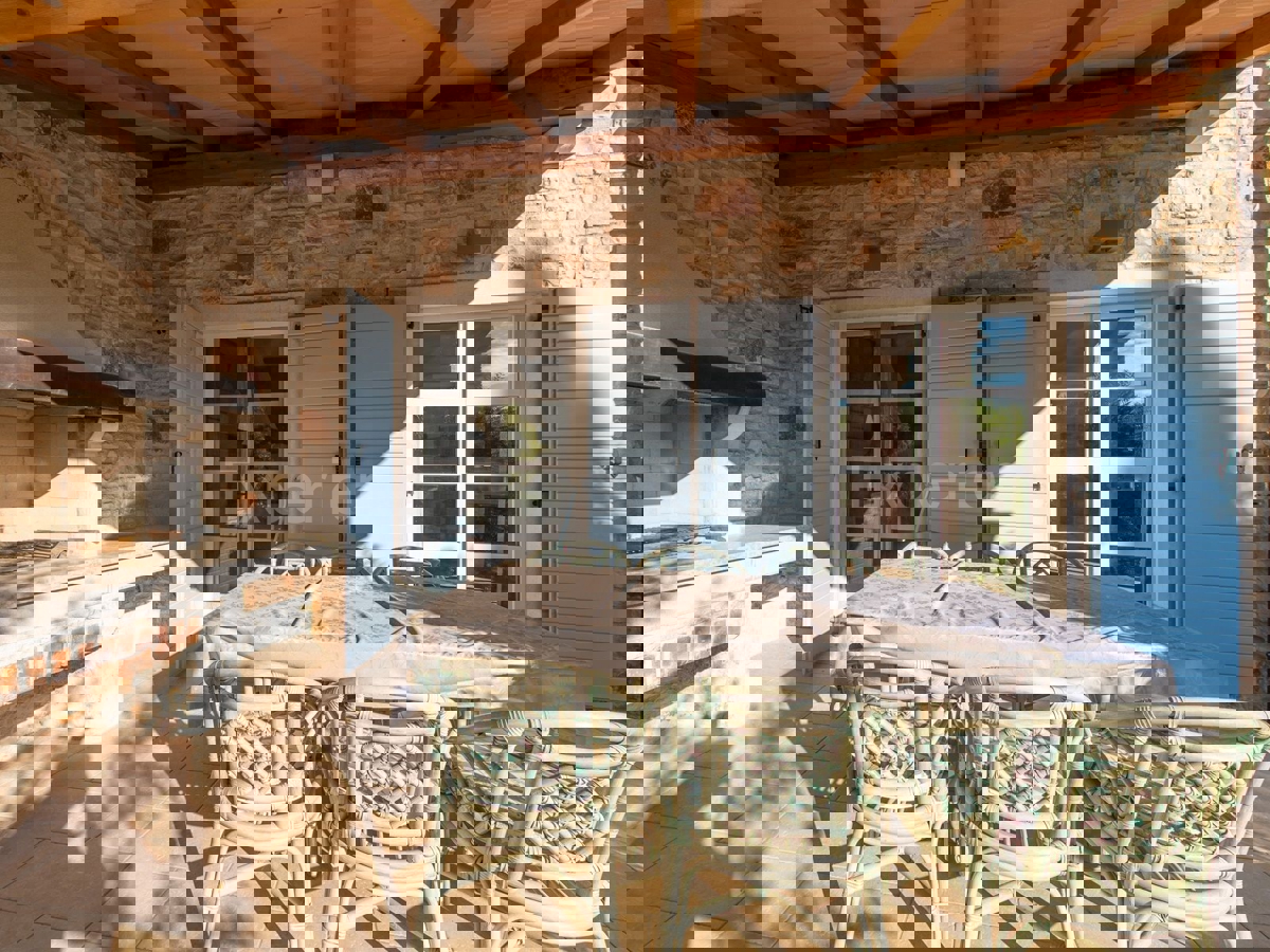 Nelle vicinanze di Parenzo - 1.000 m dal mare, villa mediterranea con piscina!