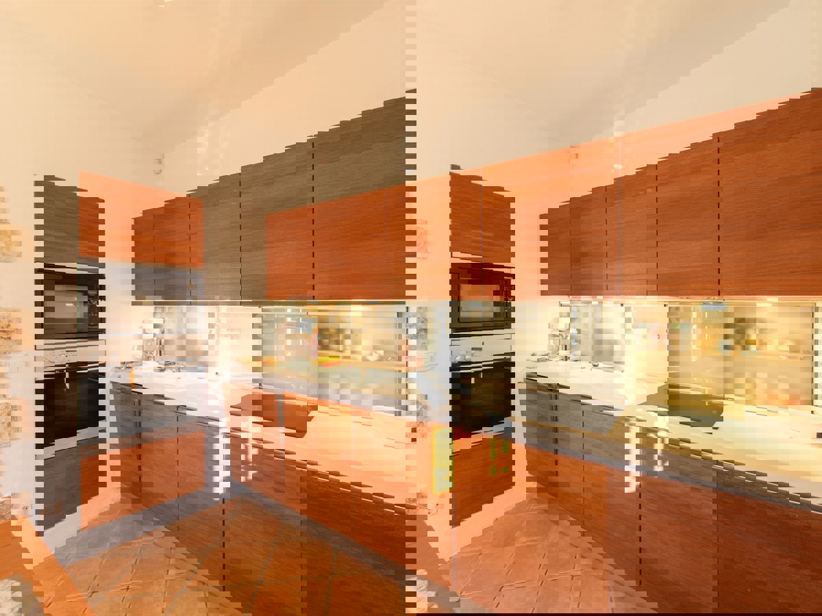 Nelle vicinanze di Parenzo - 1.000 m dal mare, villa mediterranea con piscina!