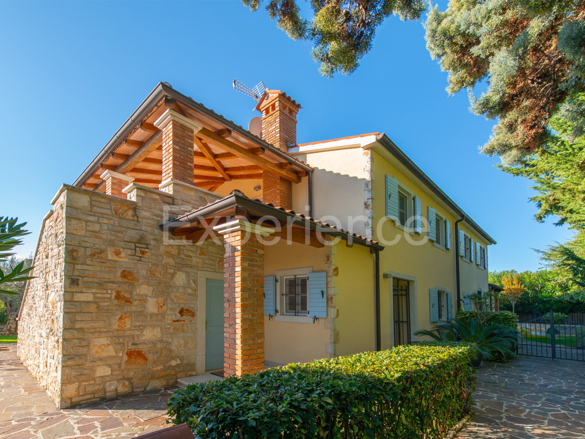 Nelle vicinanze di Parenzo - 1.000 m dal mare, villa mediterranea con piscina!