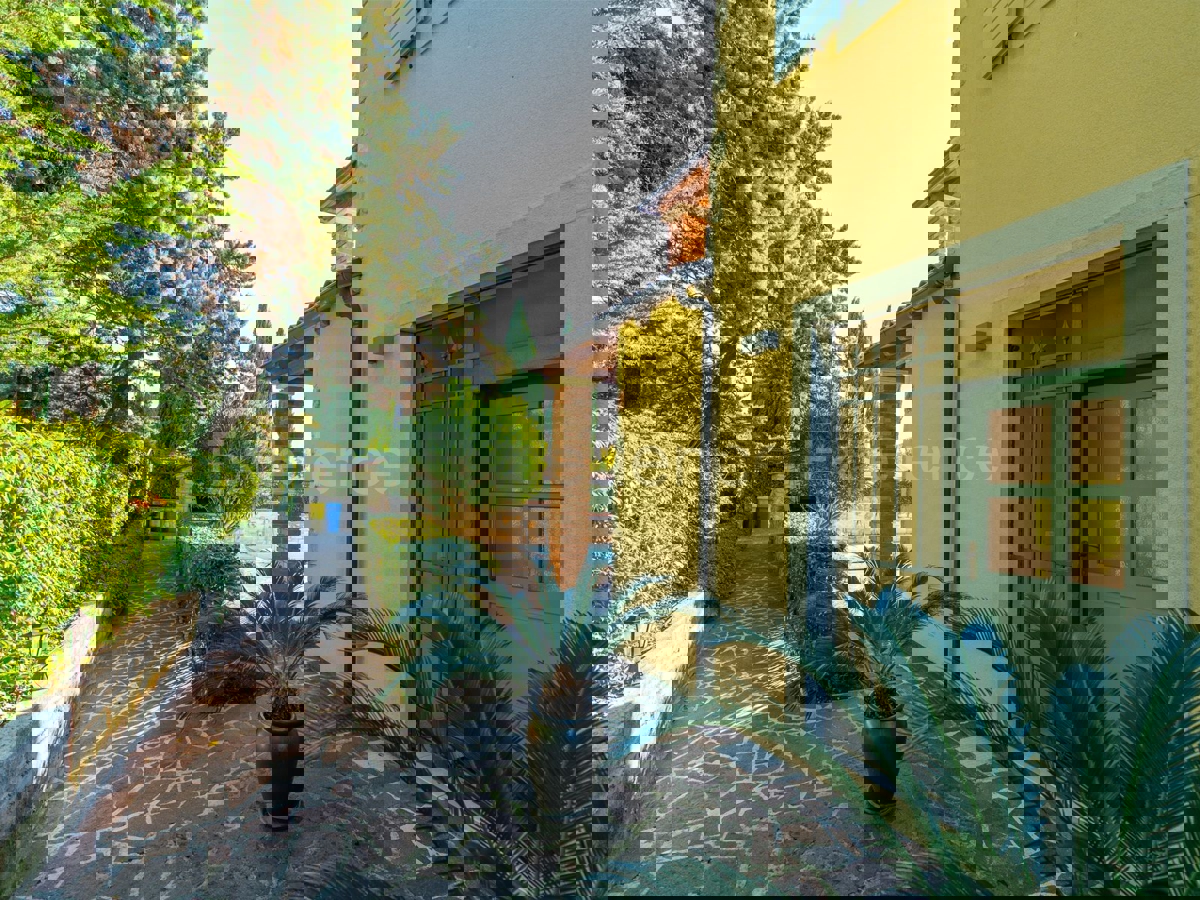 Nelle vicinanze di Parenzo - 1.000 m dal mare, villa mediterranea con piscina!