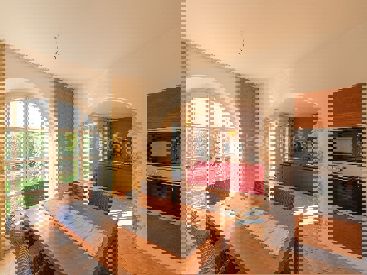 Nelle vicinanze di Parenzo - 1.000 m dal mare, villa mediterranea con piscina!