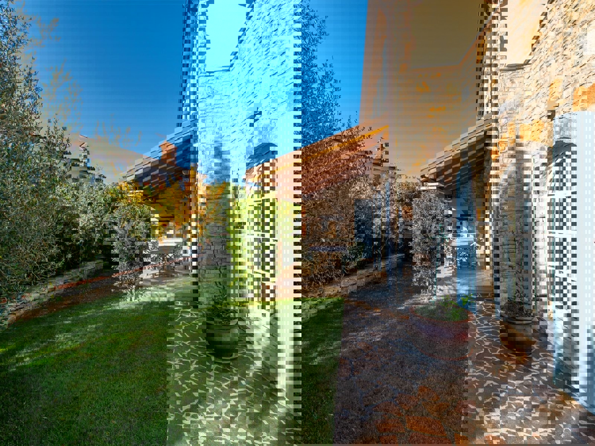 Nelle vicinanze di Parenzo - 1.000 m dal mare, villa mediterranea con piscina!