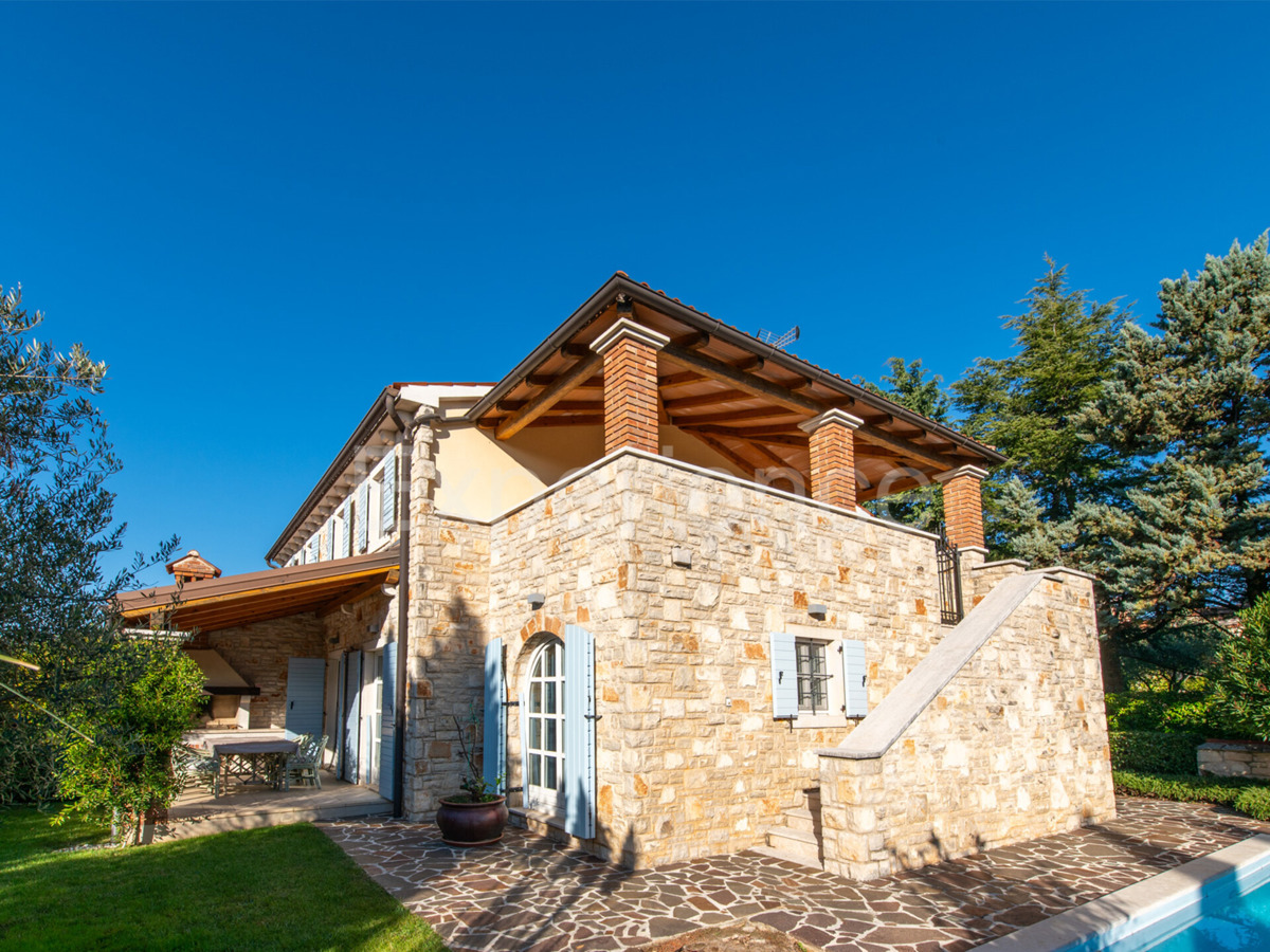 Nelle vicinanze di Parenzo - 1.000 m dal mare, villa mediterranea con piscina!