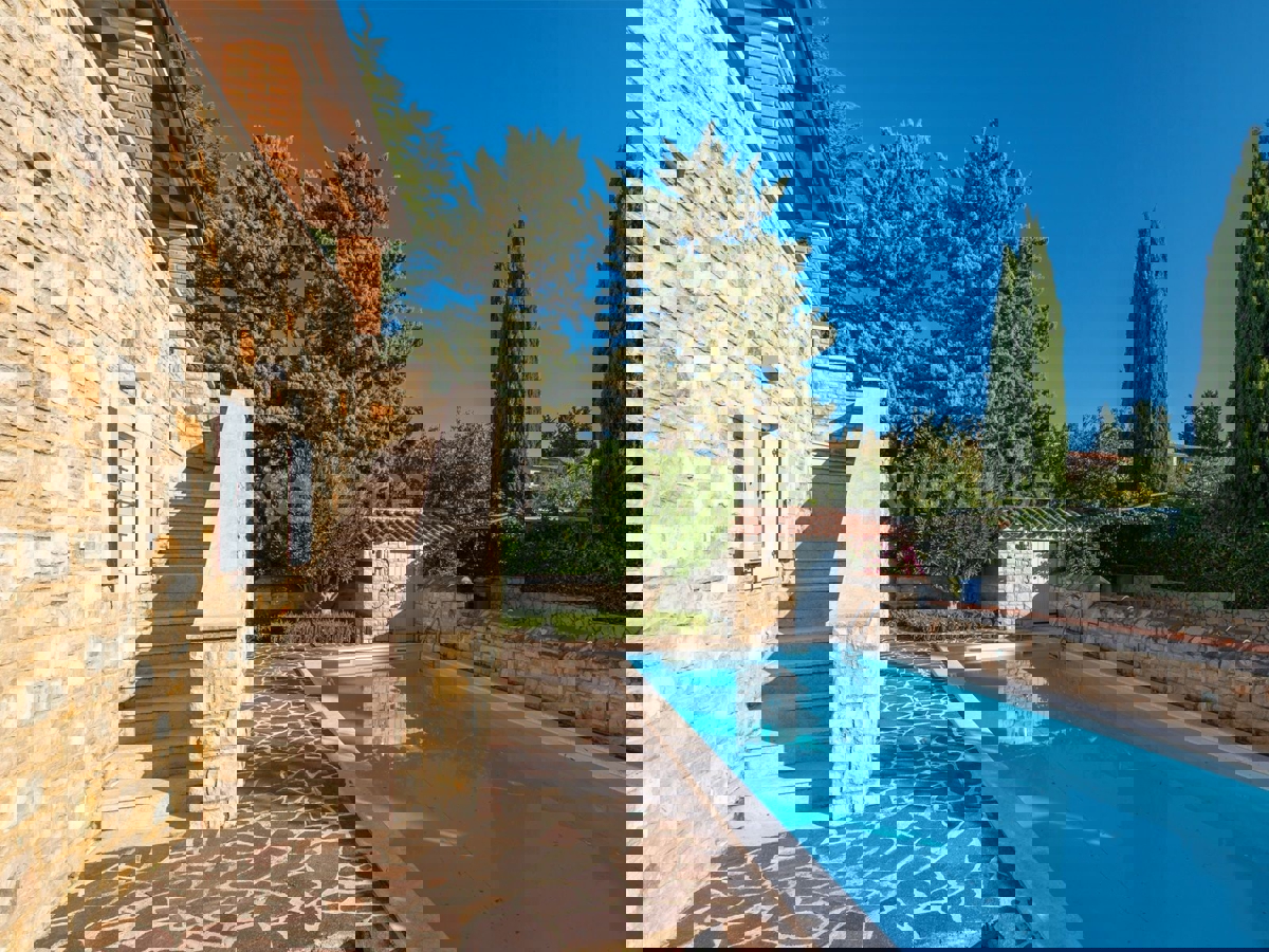 Nelle vicinanze di Parenzo - 1.000 m dal mare, villa mediterranea con piscina!