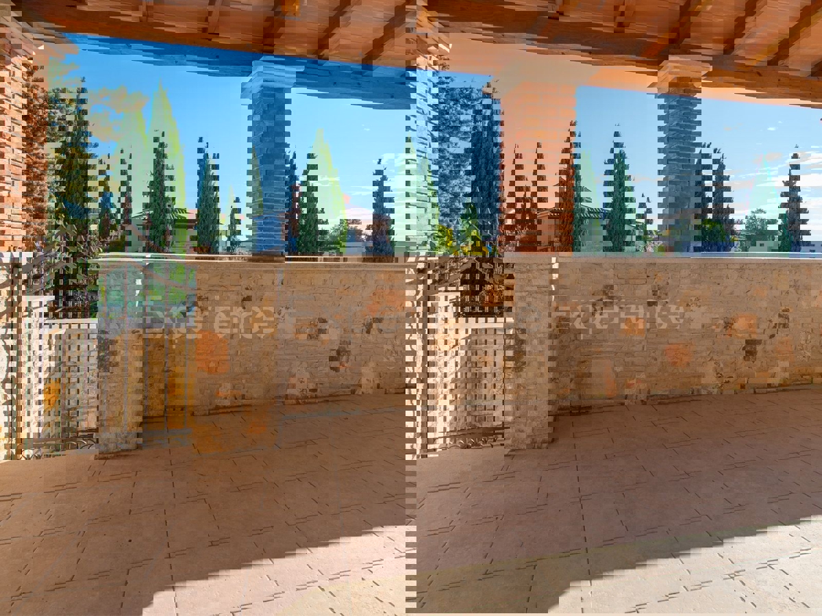 Nelle vicinanze di Parenzo - 1.000 m dal mare, villa mediterranea con piscina!