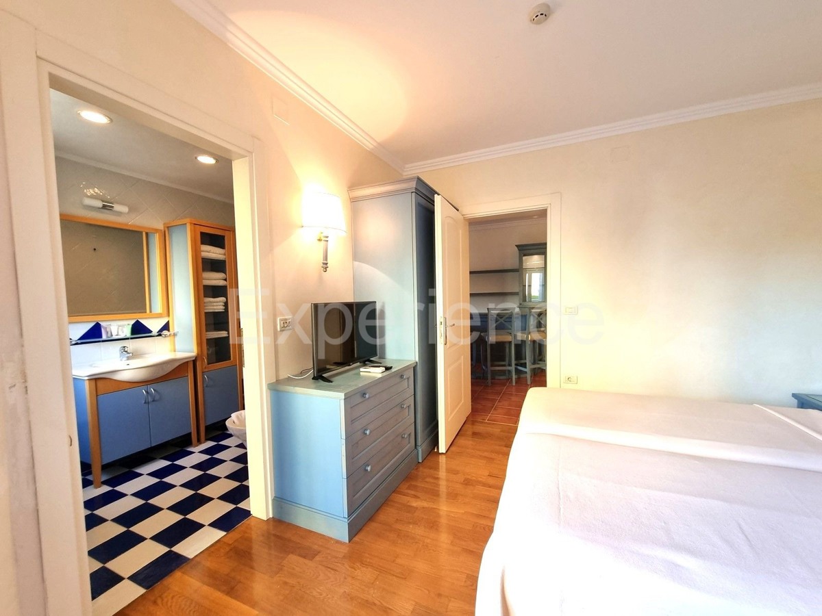 POSIZIONE ESCLUSIVA! Crveni Vrh - appartamento con spaziosa terrazza, a 130 metri dal mare!