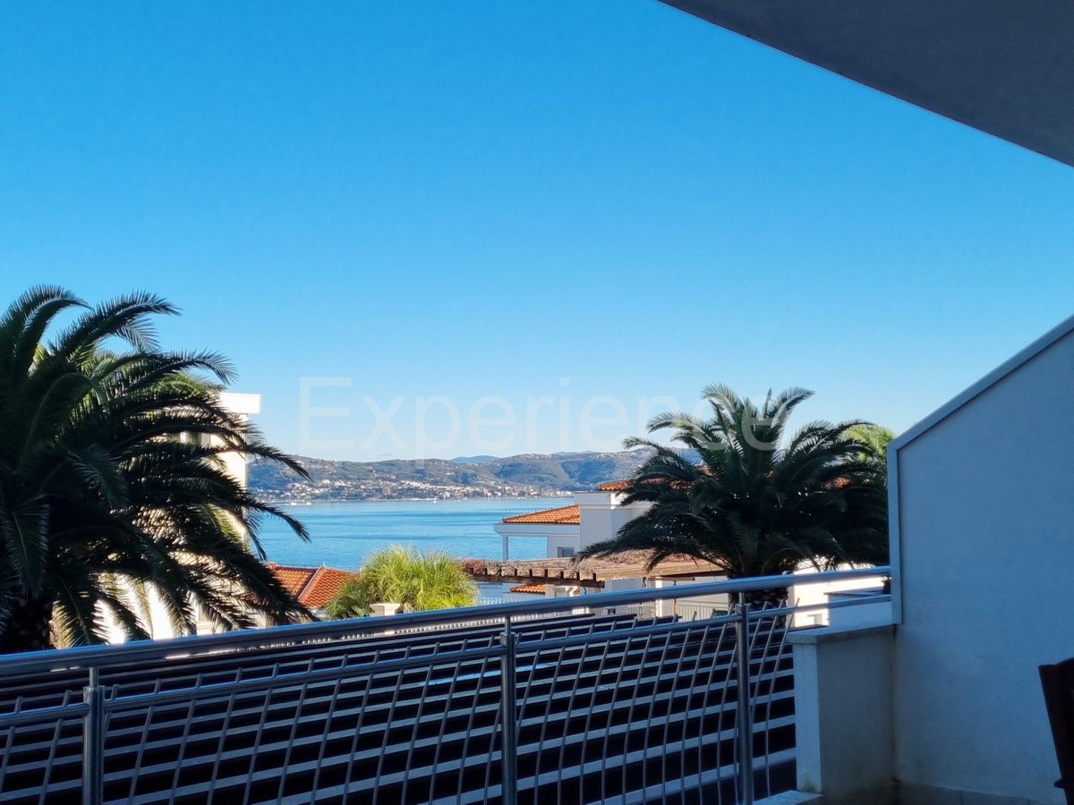 POSIZIONE ESCLUSIVA! Crveni Vrh - appartamento con spaziosa terrazza, a 130 metri dal mare!