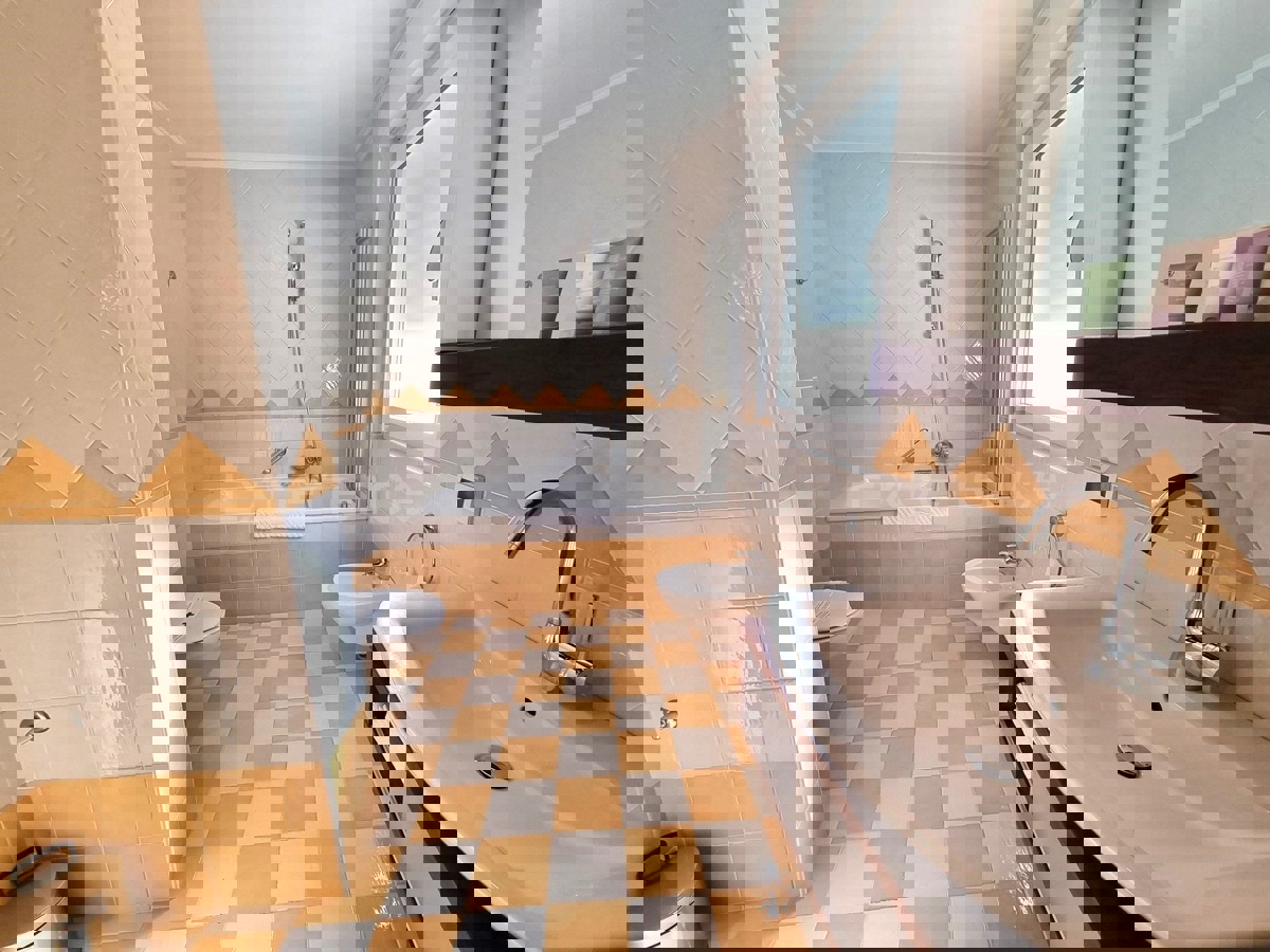 POSIZIONE ESCLUSIVA! Crveni Vrh - appartamento con spaziosa terrazza, a 130 metri dal mare!