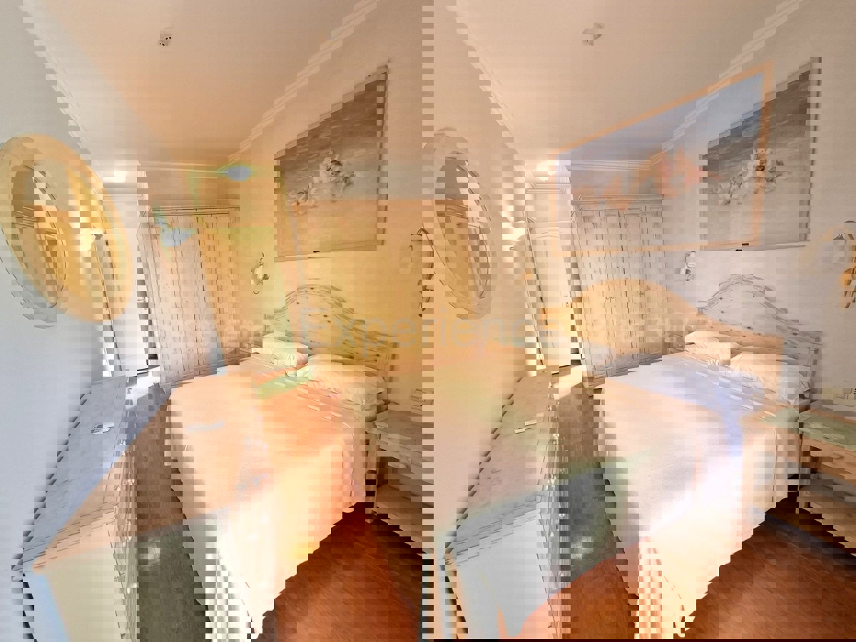 POSIZIONE ESCLUSIVA! Crveni Vrh - appartamento con spaziosa terrazza, a 130 metri dal mare!