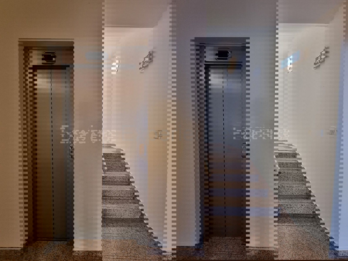 POSIZIONE ESCLUSIVA! Crveni Vrh - appartamento con spaziosa terrazza, a 130 metri dal mare!