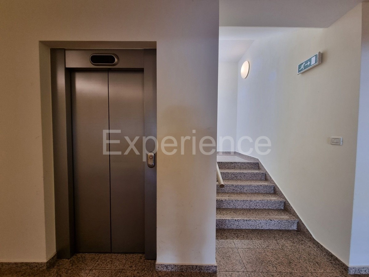 POSIZIONE ESCLUSIVA! Crveni Vrh - appartamento con spaziosa terrazza, a 130 metri dal mare!