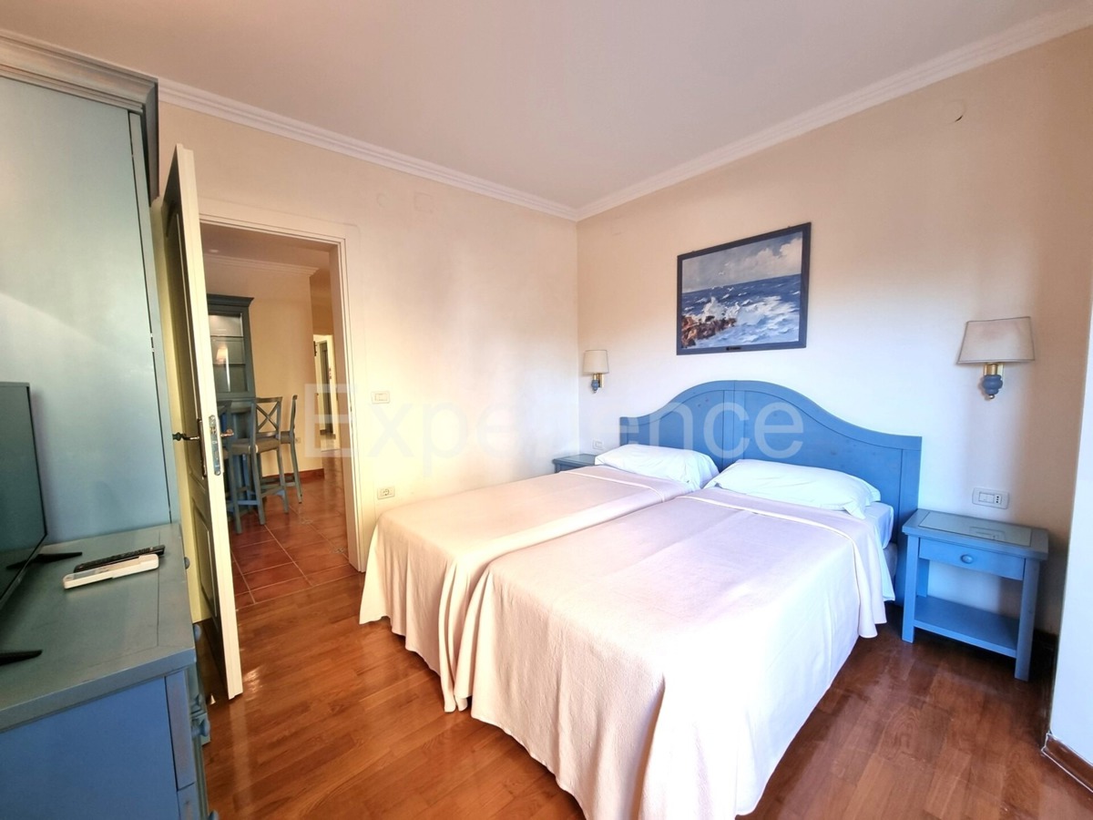 POSIZIONE ESCLUSIVA! Crveni Vrh - appartamento con spaziosa terrazza, a 130 metri dal mare!