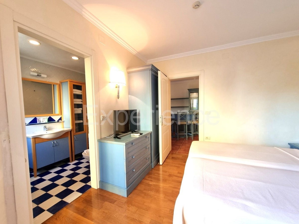 POSIZIONE ESCLUSIVA! Crveni Vrh - appartamento con spaziosa terrazza, a 130 metri dal mare!