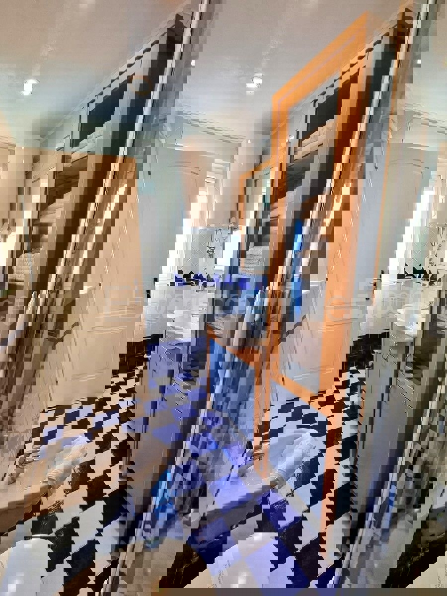 POSIZIONE ESCLUSIVA! Crveni Vrh - appartamento con spaziosa terrazza, a 130 metri dal mare!