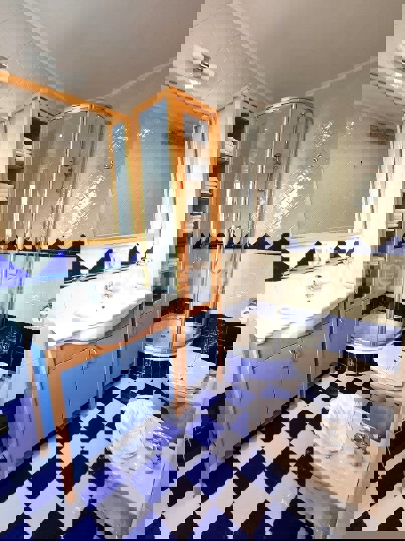 POSIZIONE ESCLUSIVA! Crveni Vrh - appartamento con spaziosa terrazza, a 130 metri dal mare!