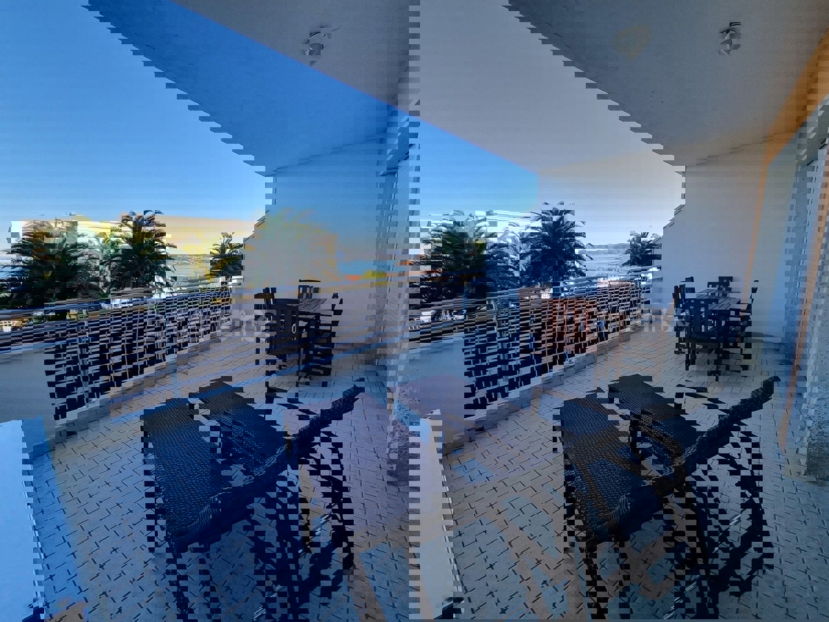 POSIZIONE ESCLUSIVA! Crveni Vrh - appartamento con spaziosa terrazza, a 130 metri dal mare!