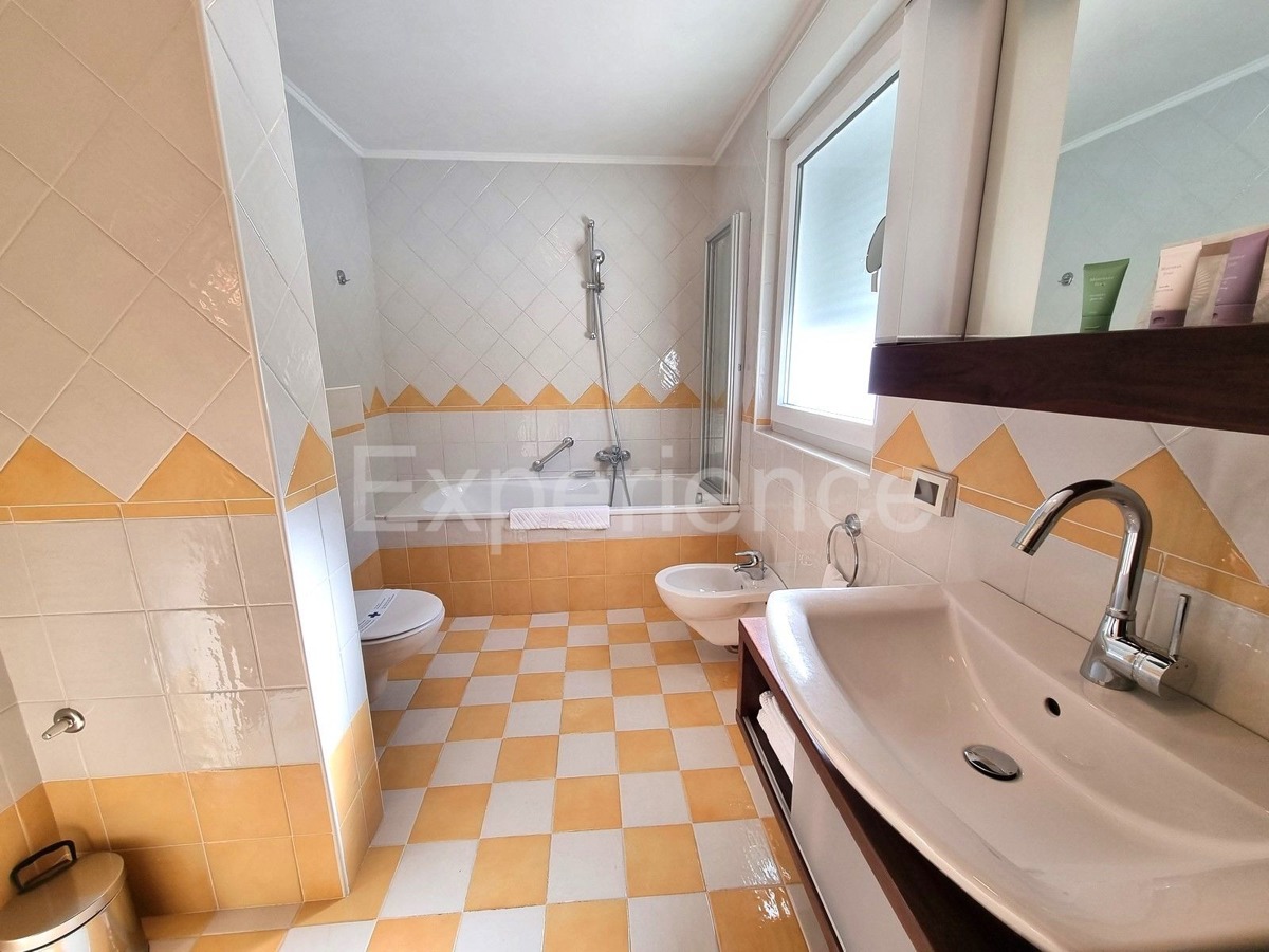 POSIZIONE ESCLUSIVA! Crveni Vrh - appartamento con spaziosa terrazza, a 130 metri dal mare!