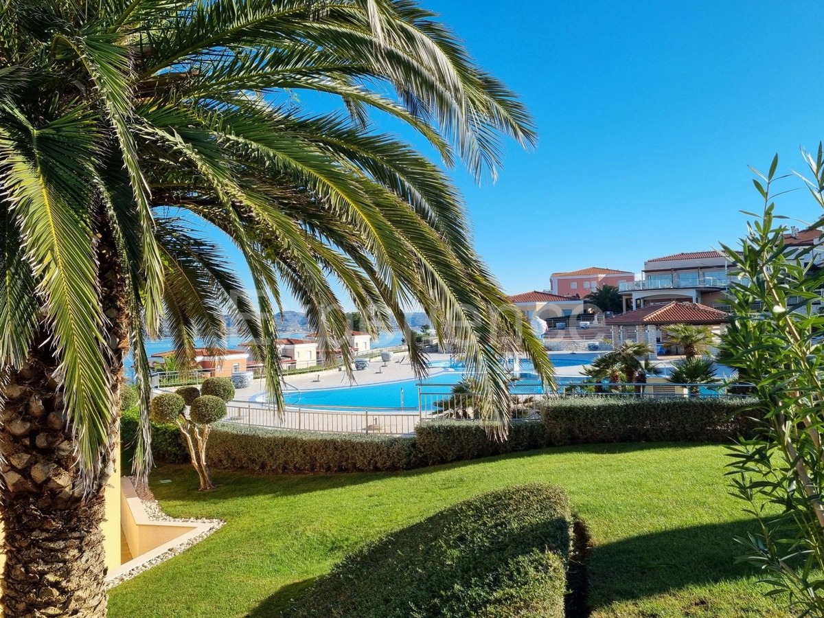 POSIZIONE ESCLUSIVA! Crveni Vrh - appartamento con spaziosa terrazza, a 130 metri dal mare!