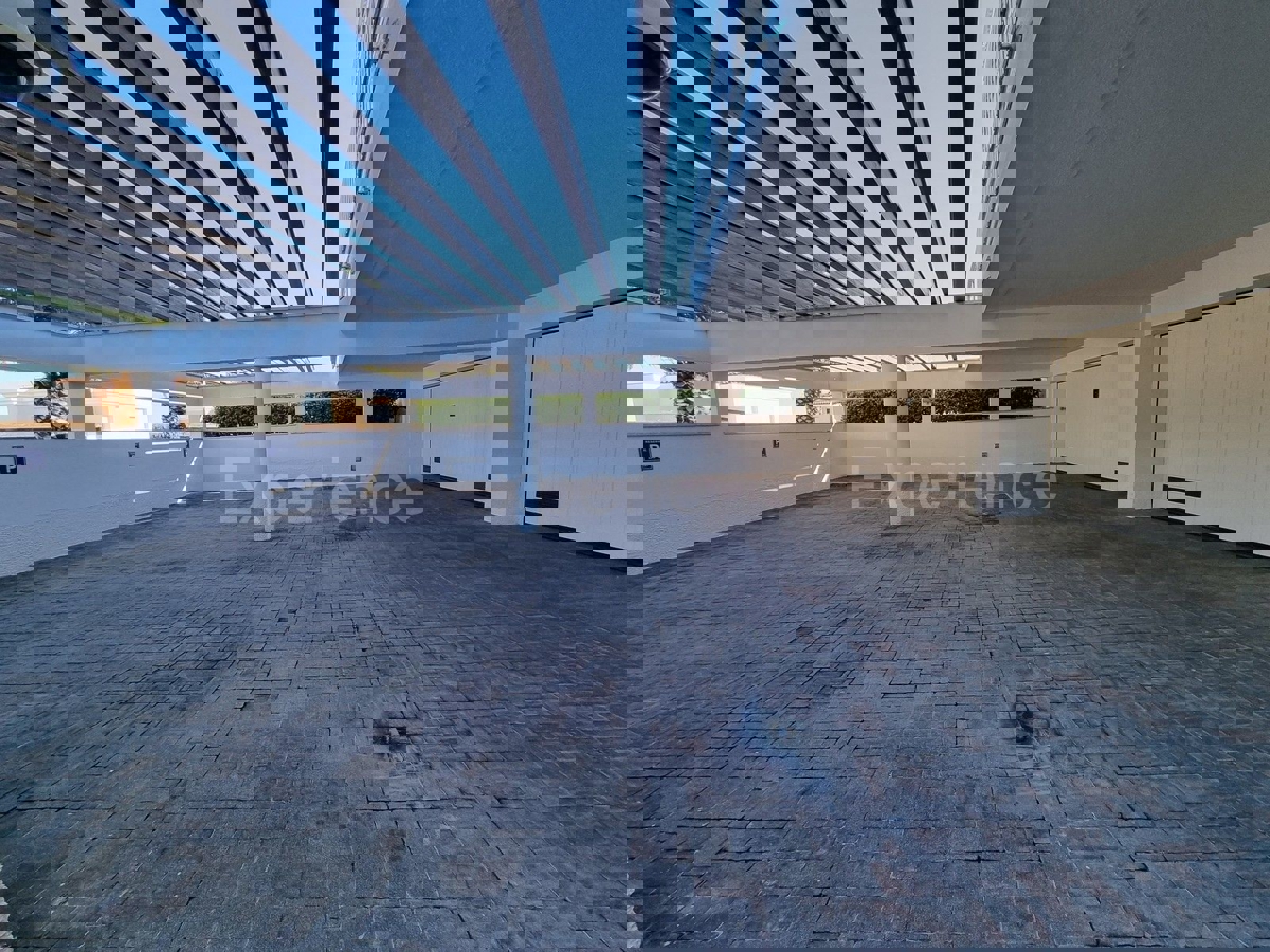 POSIZIONE ESCLUSIVA! Crveni Vrh - appartamento con spaziosa terrazza, a 130 metri dal mare!