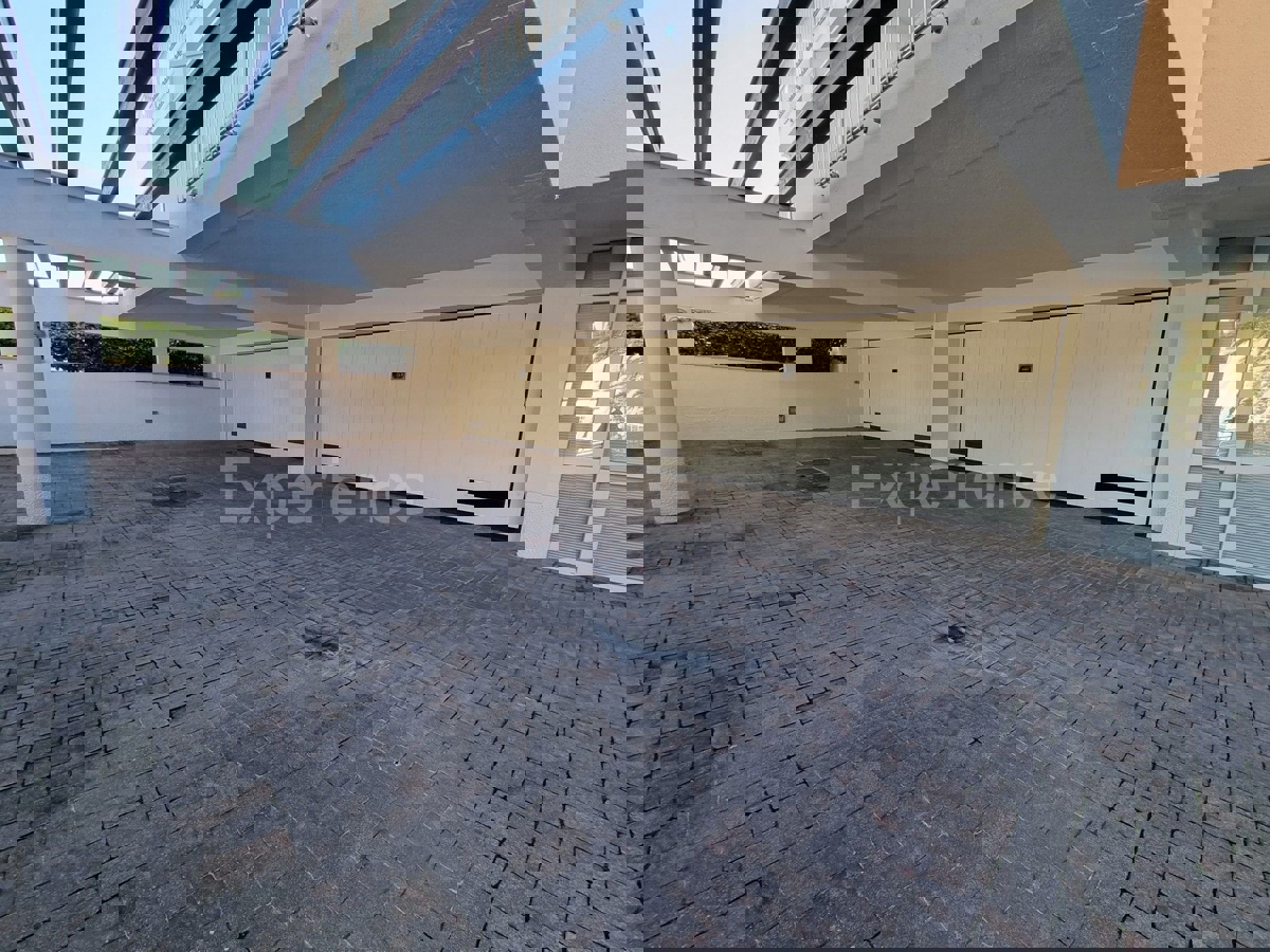 POSIZIONE ESCLUSIVA! Crveni Vrh - appartamento con spaziosa terrazza, a 130 metri dal mare!