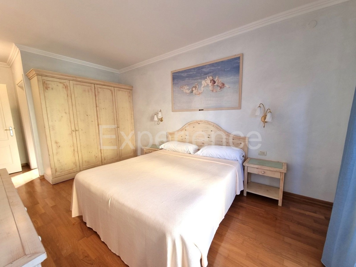 POSIZIONE ESCLUSIVA! Crveni Vrh - appartamento con spaziosa terrazza, a 130 metri dal mare!