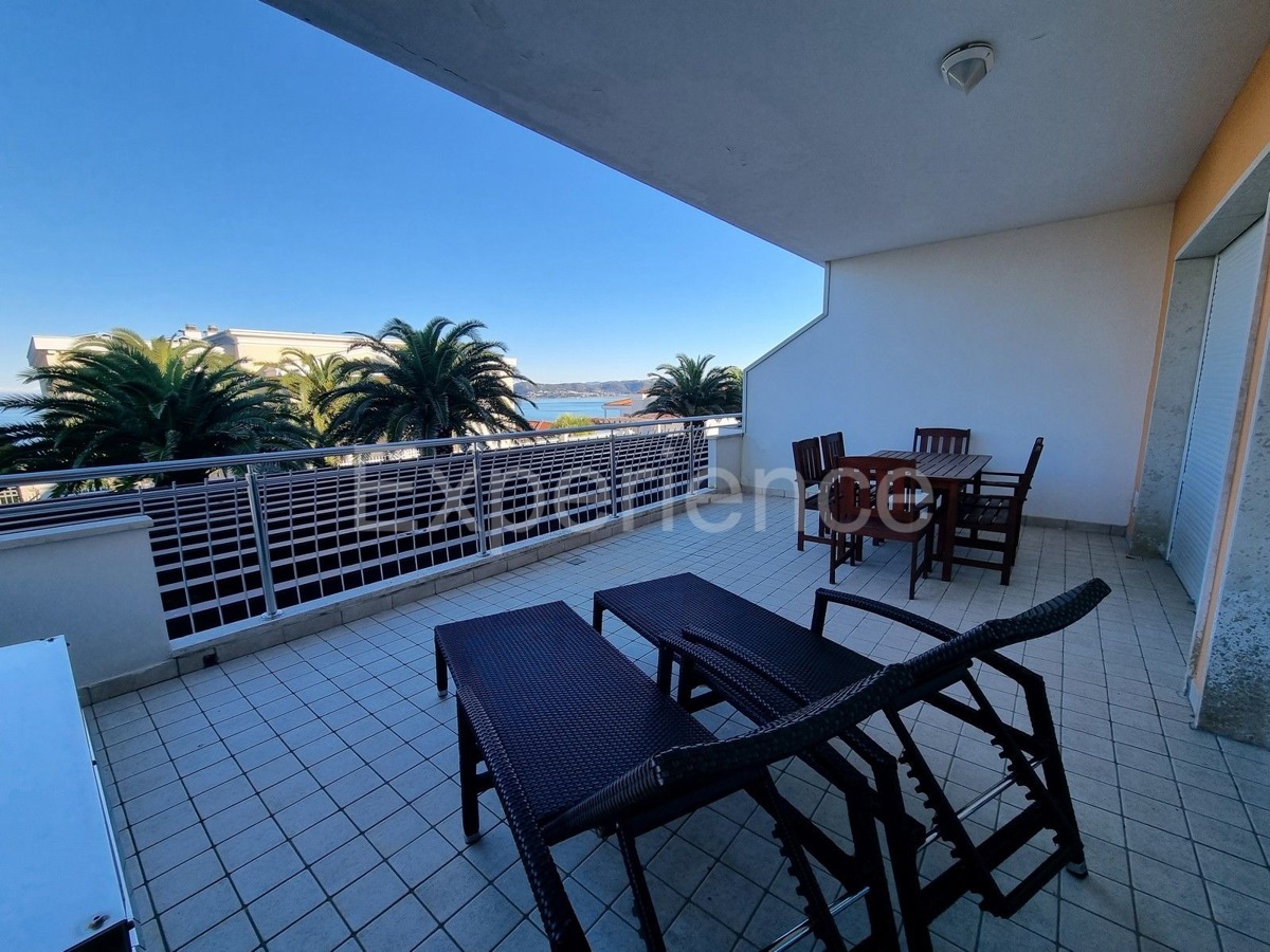 POSIZIONE ESCLUSIVA! Crveni Vrh - appartamento con spaziosa terrazza, a 130 metri dal mare!