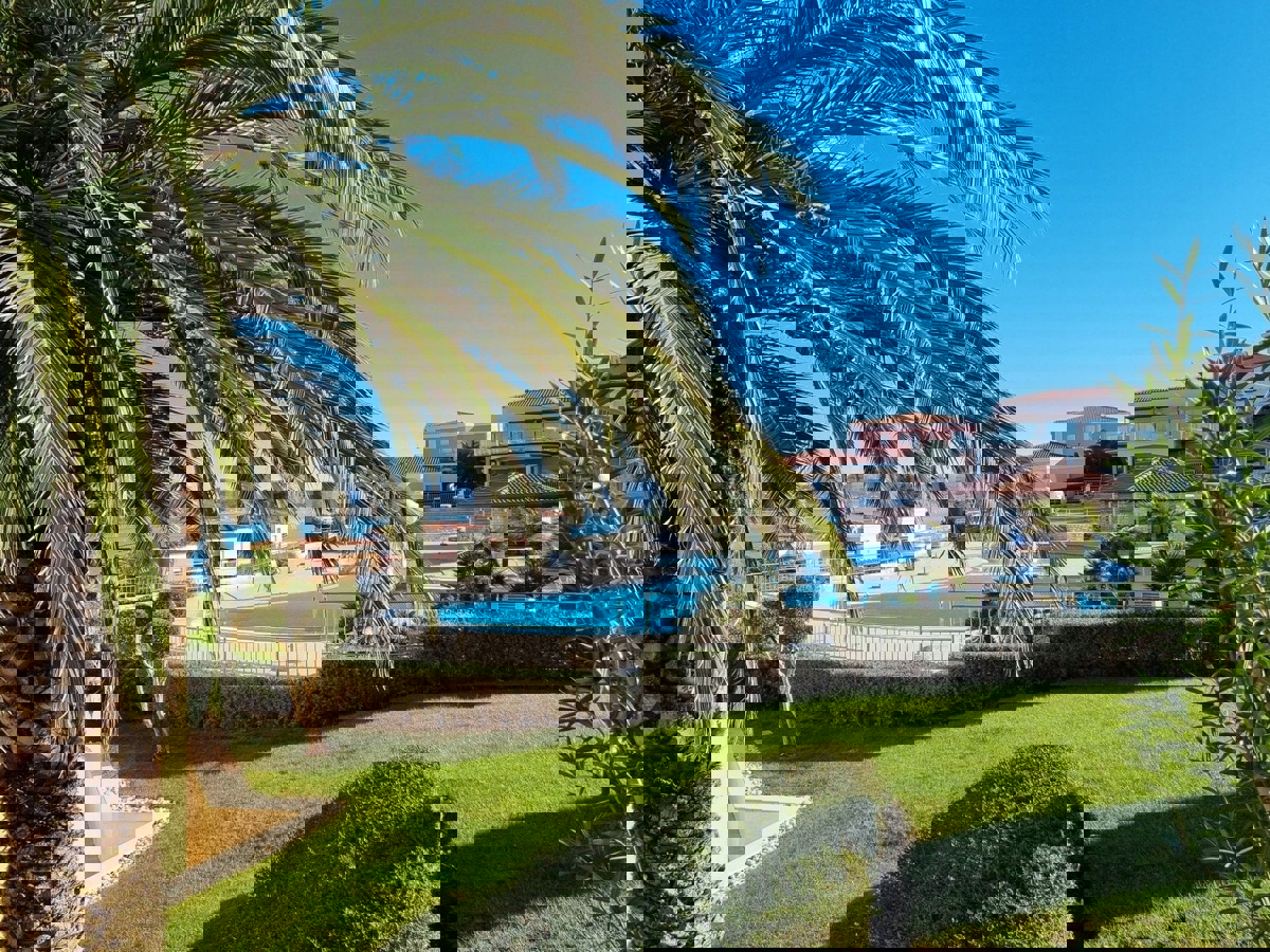 POSIZIONE ESCLUSIVA! Crveni Vrh - appartamento con spaziosa terrazza, a 130 metri dal mare!