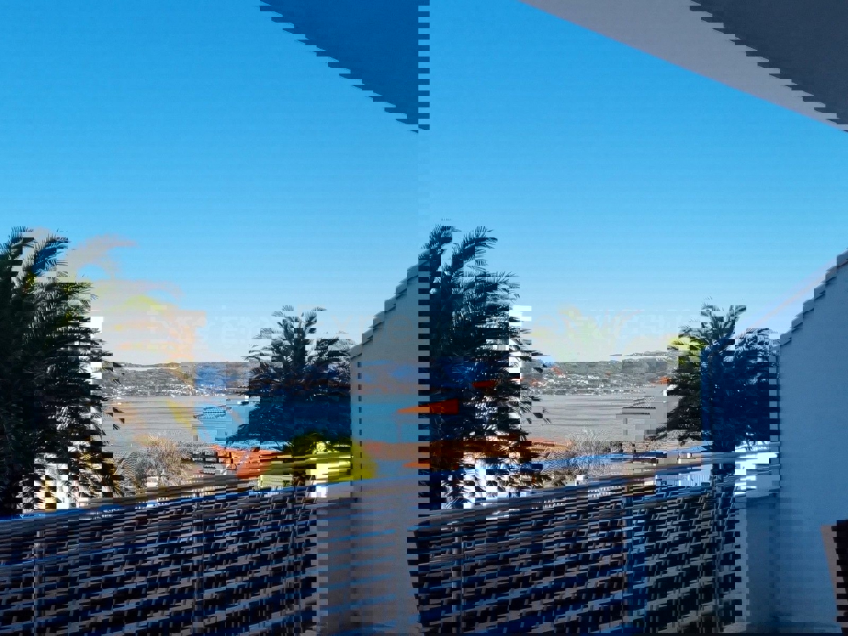 POSIZIONE ESCLUSIVA! Crveni Vrh - appartamento con spaziosa terrazza, a 130 metri dal mare!