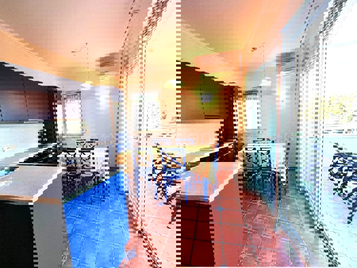 POSIZIONE ESCLUSIVA! Crveni Vrh - appartamento con spaziosa terrazza, a 130 metri dal mare!