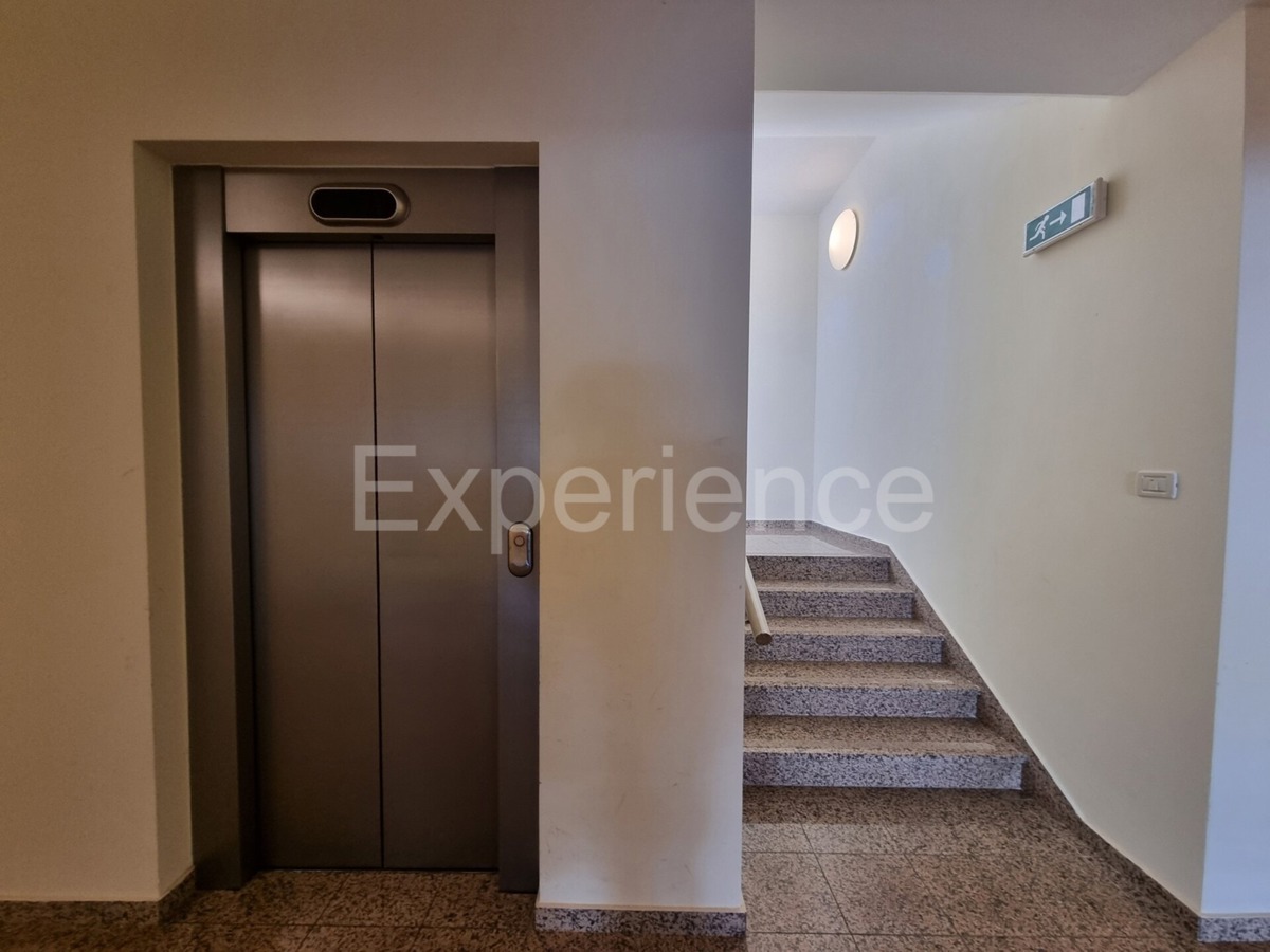 POSIZIONE ESCLUSIVA! Crveni Vrh - appartamento con spaziosa terrazza, a 130 metri dal mare!