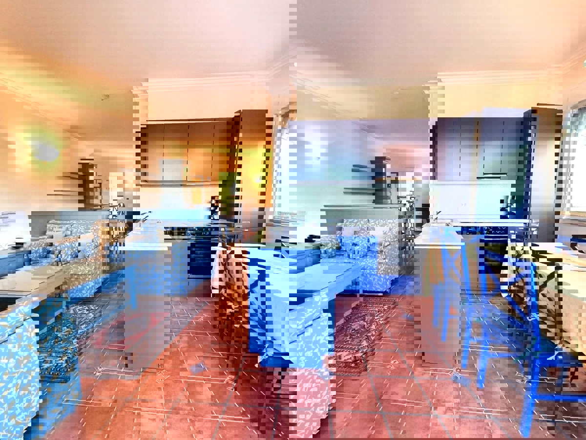 POSIZIONE ESCLUSIVA! Crveni Vrh - appartamento con spaziosa terrazza, a 130 metri dal mare!