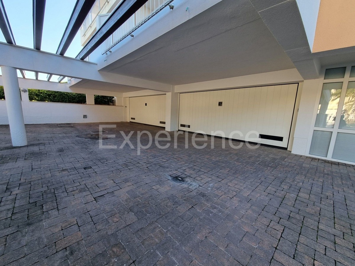 POSIZIONE ESCLUSIVA! Crveni Vrh - appartamento con spaziosa terrazza, a 130 metri dal mare!